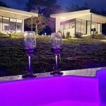 copas-de-vino-en-el-jacuzzi-cabanas-picasso